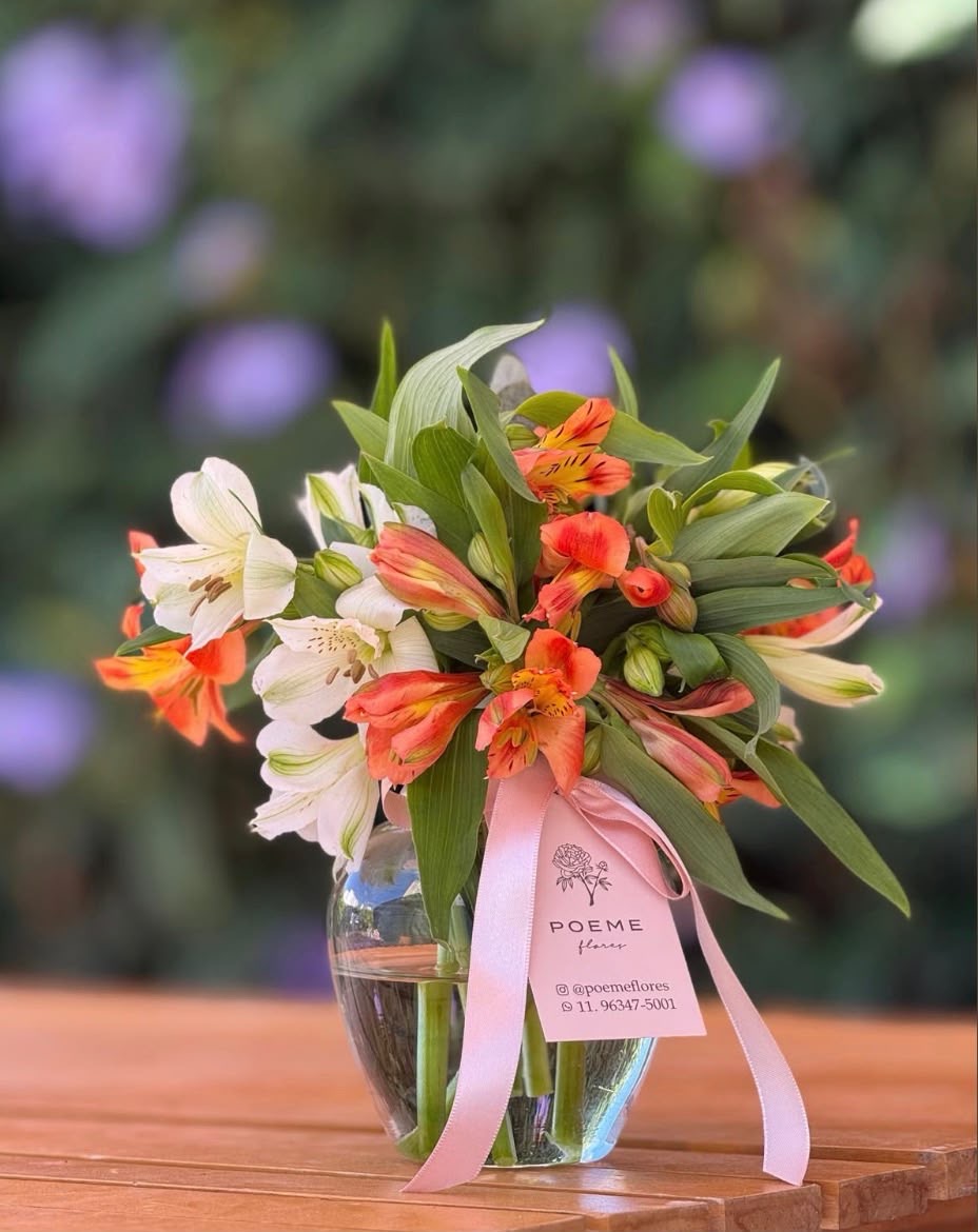 Vaso Pear Astromélias — Poeme Flores, floricultura em Jundiaí